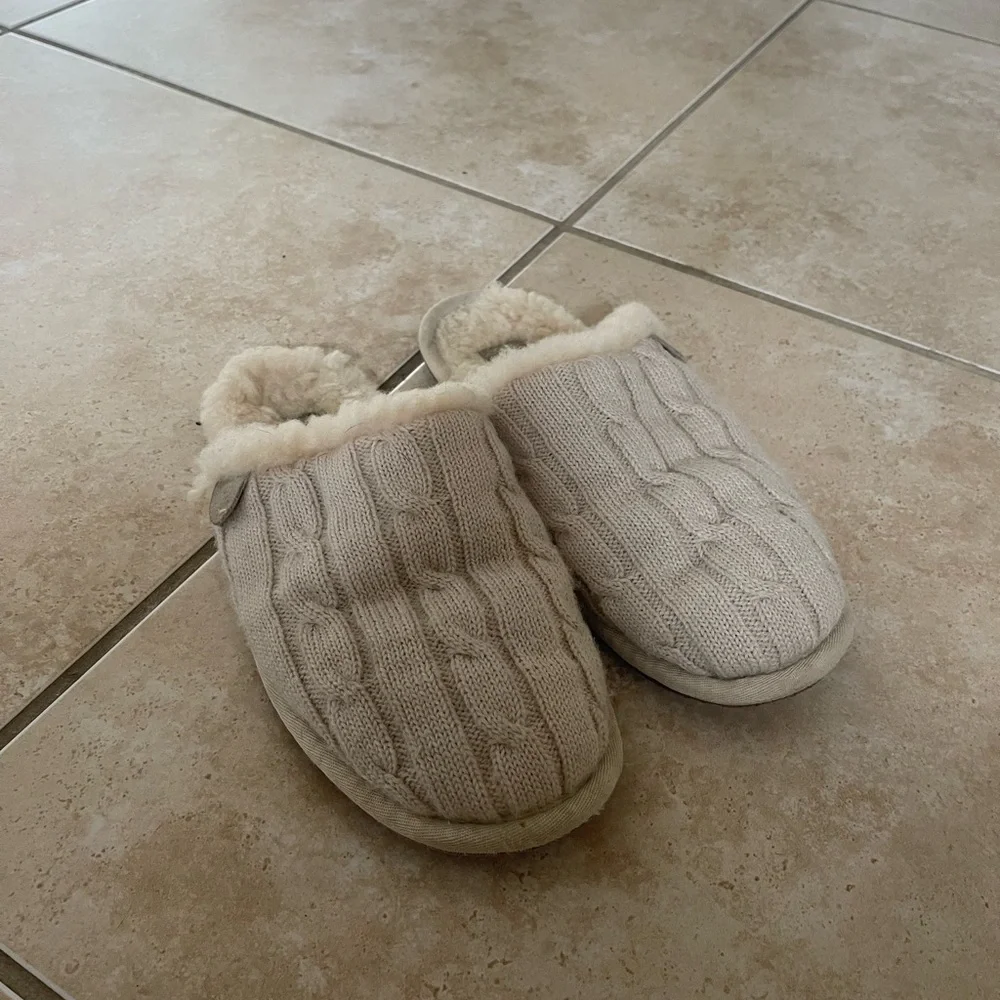 UGG Women’s Size 8 Knit slippers - Picture 5 of 6